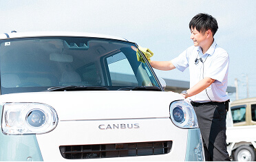 洗車する男性社員