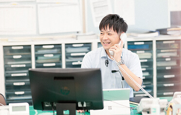 電話する男性社員