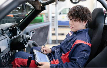 車を点検する様子