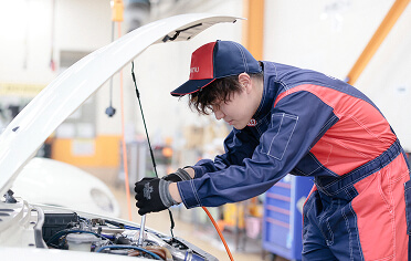 車を点検する様子