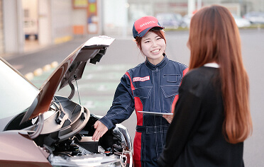 お客様に説明する女性社員