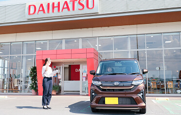 お客様を誘導する女性社員