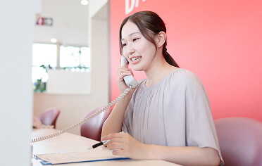 電話の受け答えをする女性社員