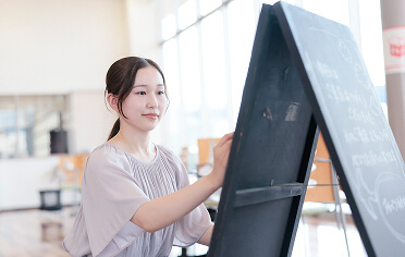 飾り付けをする女性社員