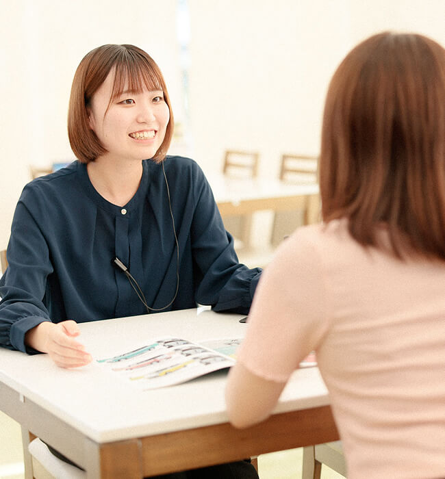 商談する女性社員