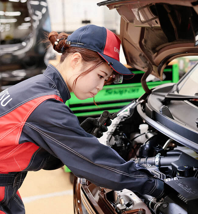 車を整備する女性社員