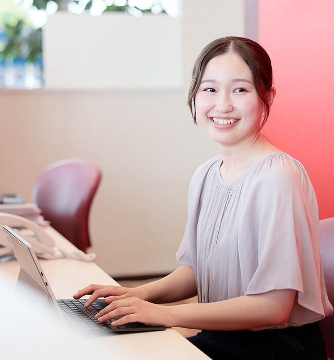 事務作業をする女性社員