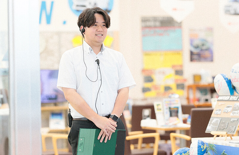 お客様を出迎える営業職社員