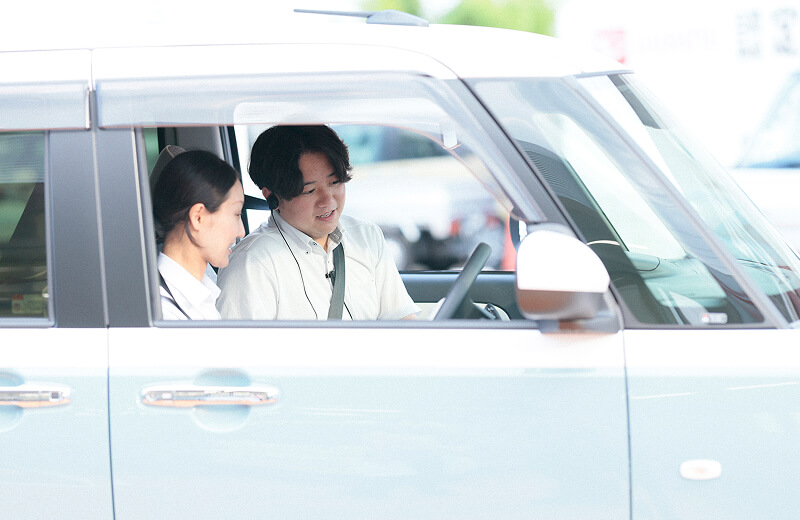 納車説明をする営業職社員