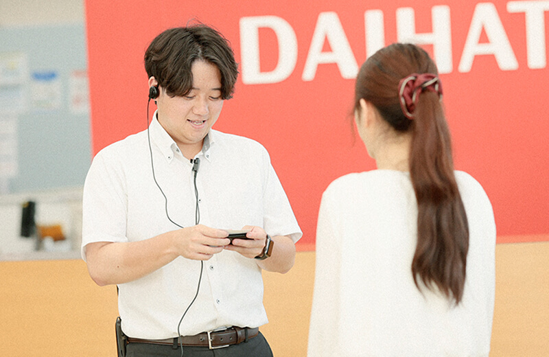 名刺交換をする営業職社員