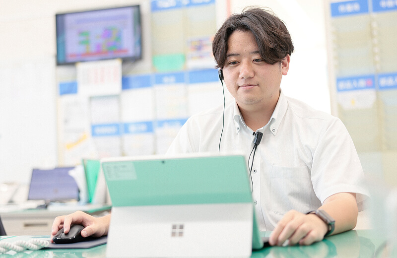 PC作業をする営業職社員