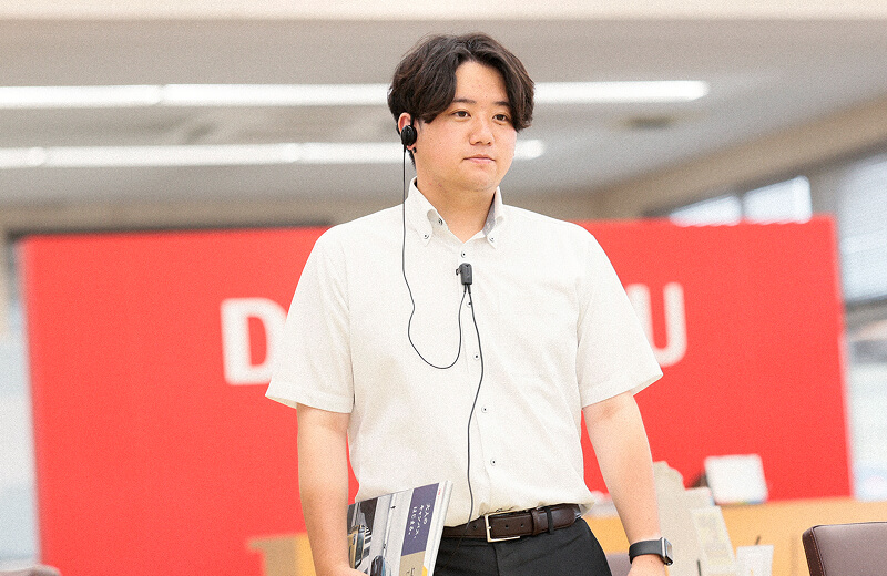 退社する営業職社員