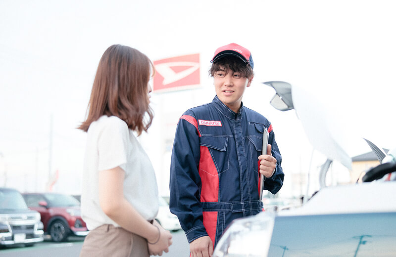 整備説明をするサービス職社員