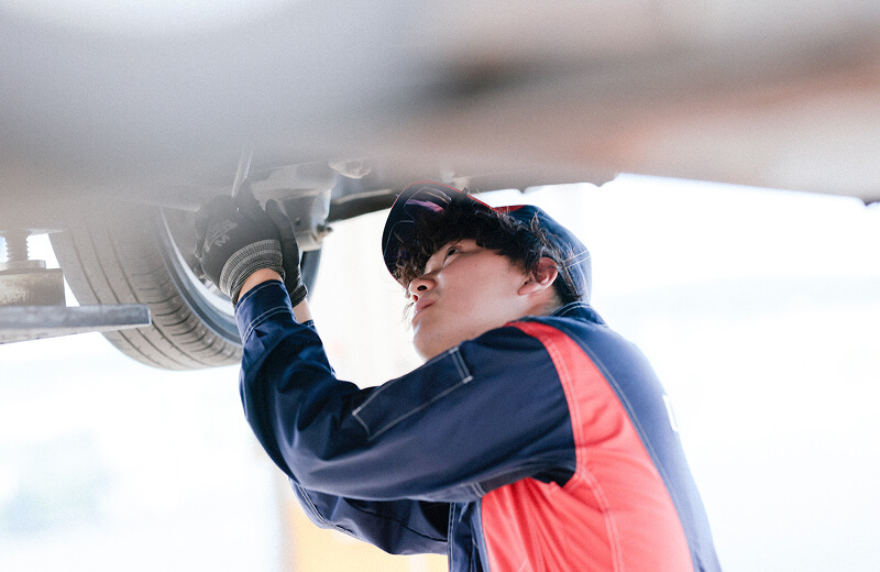 整備作業中のサービス職社員