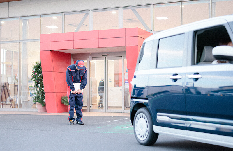 お見送りをするサービス職社員