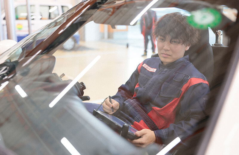 車両を整備するサービス職社員