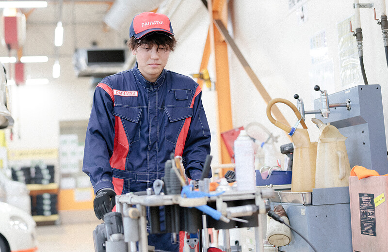 片付けをするサービス職社員