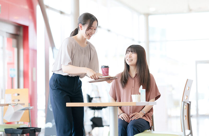 お客様対応をする事務職社員