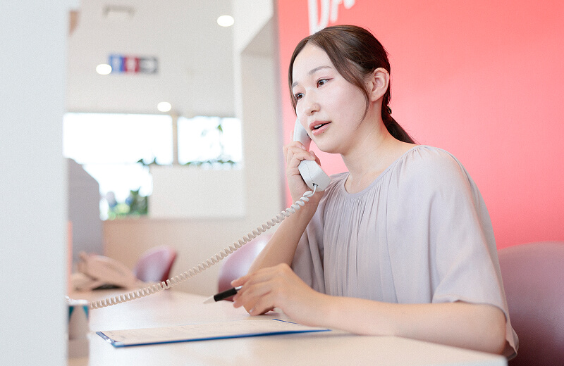 電話対応をする事務職社員