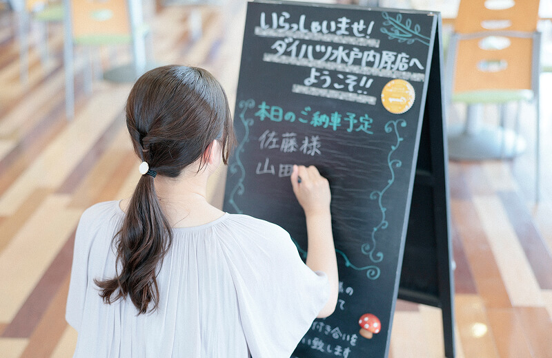 飾り付けをする事務職社員