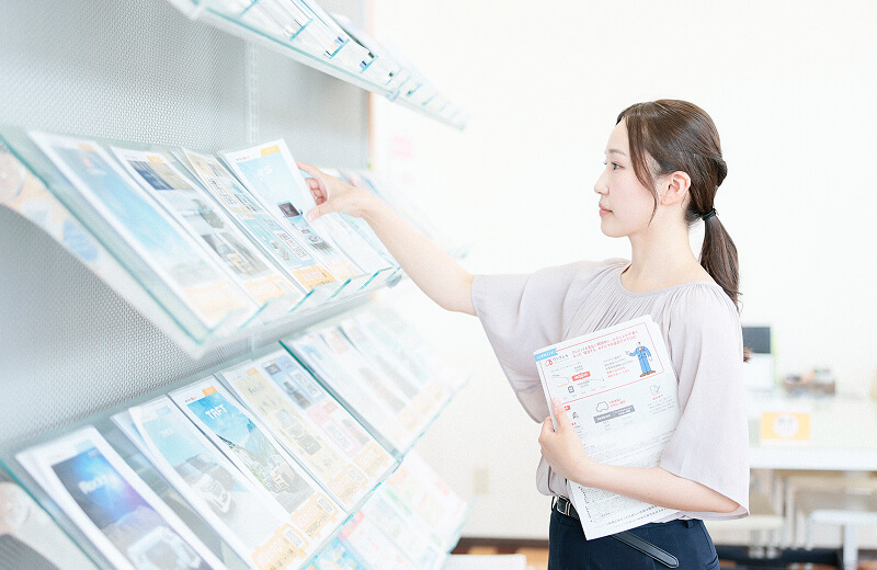 資料を補充する事務職社員