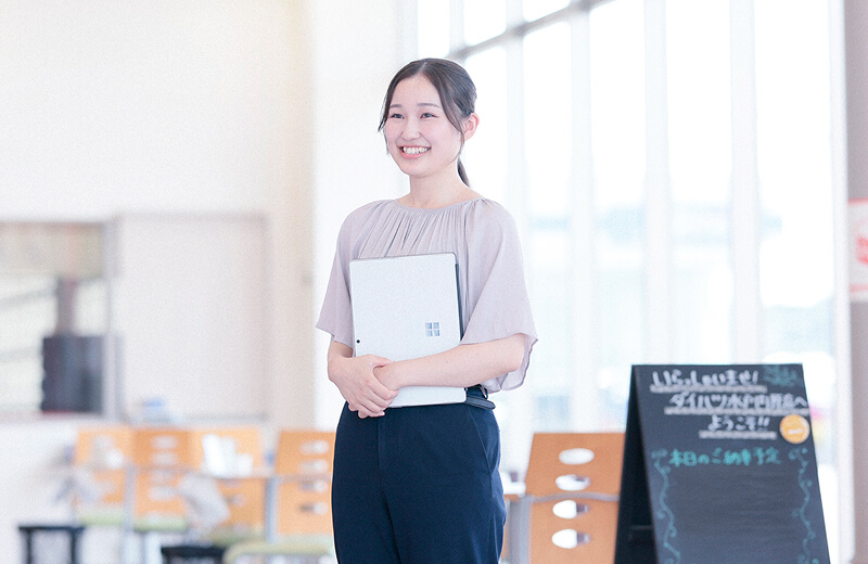 退社する事務職社員