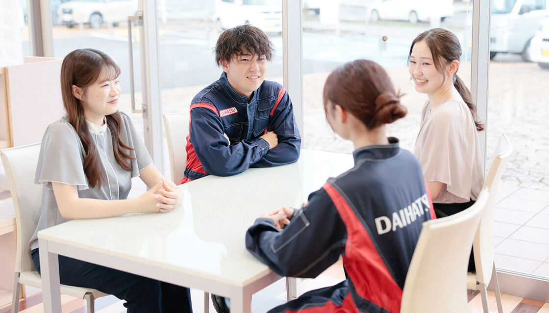 会話をする社員たち